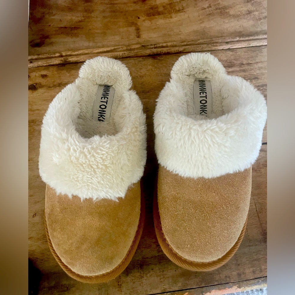Minnetonka Tan and Cream Fur Slippers